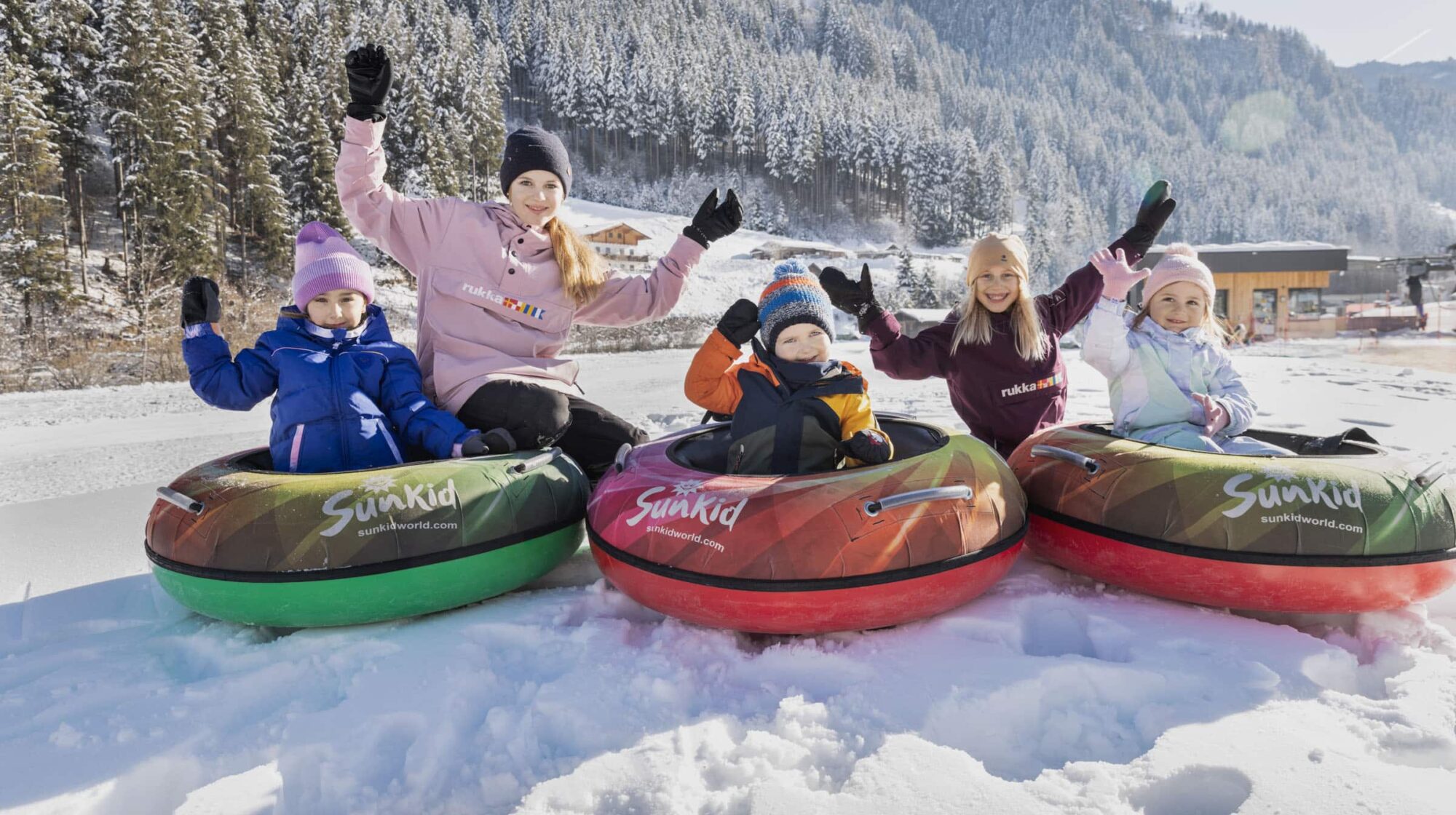 Erlebniswiese im Schnee - ein Riesen Spielplatz im Winter